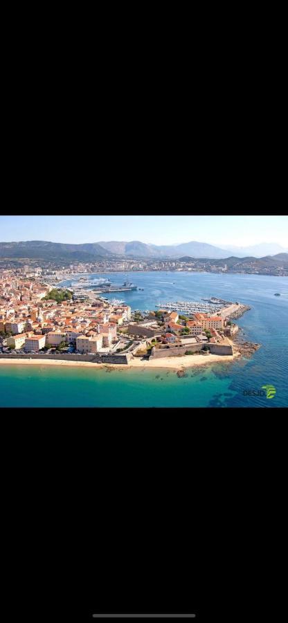 Ajaccio magnifique T2 37m2 centre ville vue mer au bord de la plage Neuf 4 couchages balcon parking privé fermé Clim wifi Exterior foto