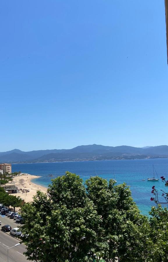 Ajaccio magnifique T2 37m2 centre ville vue mer au bord de la plage Neuf 4 couchages balcon parking privé fermé Clim wifi Exterior foto
